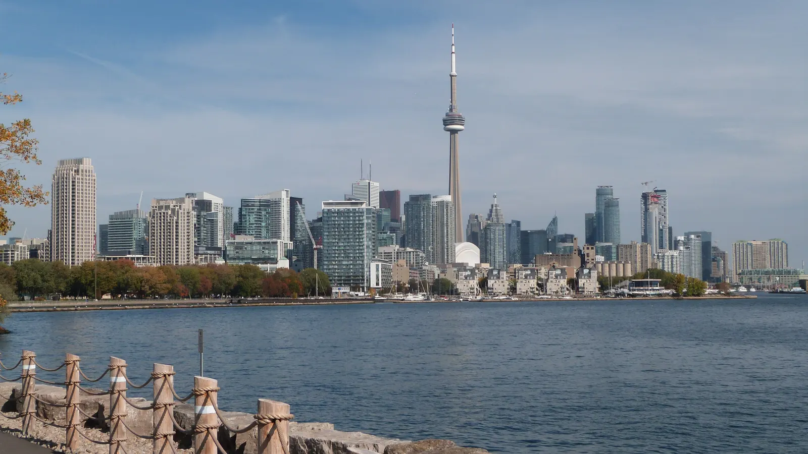 Skyline de Toronto en fin de journée, avec ses tours de verre au bord de l'eau